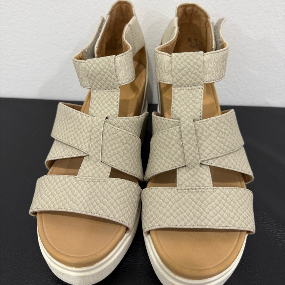 Dr. Scholl's Cream Sandals with Textured Straps
